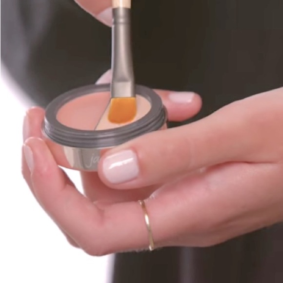 jane Iredale concealer, flawless finish circle Delete 2 - Picture 6 of 12
